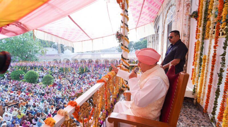 दरबार साहिब एवम् झण्डा साहिब में चला दर्शनों व मनौतियों का क्रम