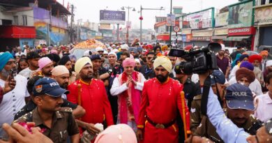 पुष्प वर्षा के साथ नगर परिक्रमा में गूंजे श्री गुरु राम राय जी महाराज के जयकारे