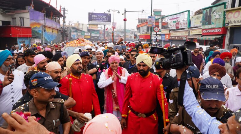 पुष्प वर्षा के साथ नगर परिक्रमा में गूंजे श्री गुरु राम राय जी महाराज के जयकारे