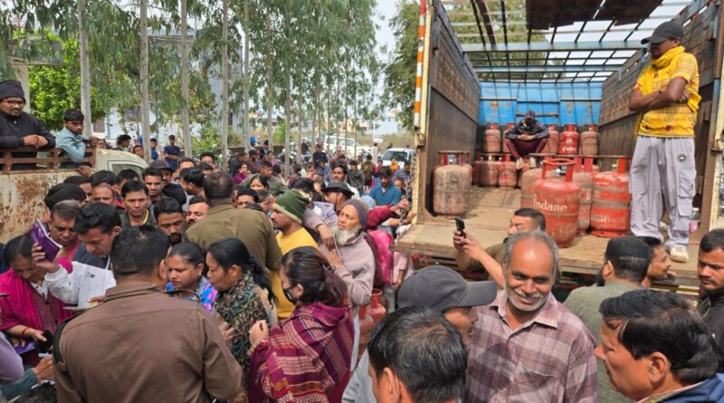 जिला प्रशासन के आदेशों की अहवेलना; गैस एजेंसी के सिलेंडर जब्त, मुकदमा दर्ज