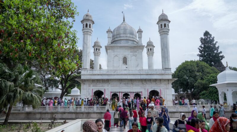 झण्डे जी पर दर्शन, मनौतियों के लिए लगा दूनवासियों का तांता, देहरादून व आसपास के क्षेत्रों से भारी संख्या में माथा टेकने पहुंच रहे श्रद्धालु