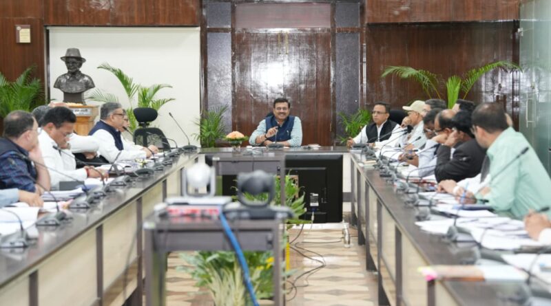 मुख्यमंत्री घोषणाओं के कार्यों को शीघ्र पूर्ण करें, लंबित परियोजनाओं पर 15 दिन में निर्णय लेंः मुख्य सचिव