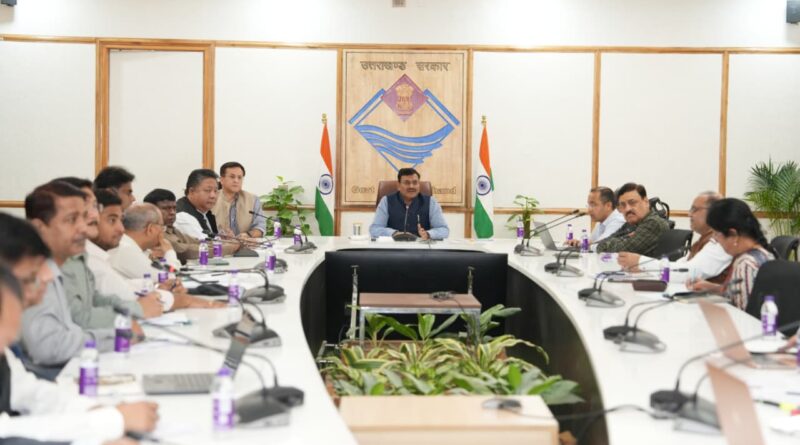 गैस, ईंधन व आवश्यक वस्तुओं की पर्याप्त आपूर्ति, पैनिक होने की आवश्यकता नहींः मुख्य सचिव