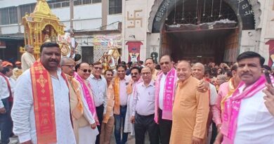 महावीर जयंती पर भव्य शोभायात्रा निकाली गई, पुष्प वर्षा से हुआ स्वागत