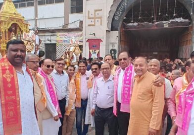 महावीर जयंती पर भव्य शोभायात्रा निकाली गई, पुष्प वर्षा से हुआ स्वागत