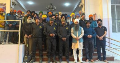 हेमकुंड साहिब ट्रेक मार्ग से बर्फ हटाने को पहुंचे सेना के जवान और ट्रस्ट के सेवादार