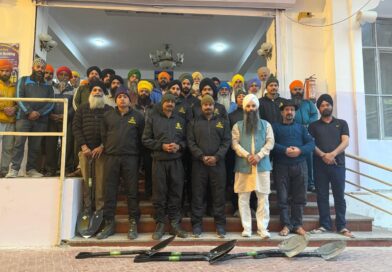 हेमकुंड साहिब ट्रेक मार्ग से बर्फ हटाने को पहुंचे सेना के जवान और ट्रस्ट के सेवादार