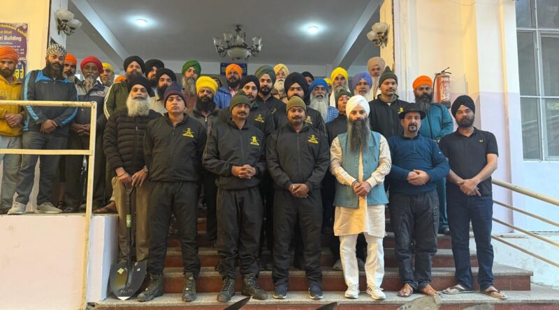 हेमकुंड साहिब ट्रेक मार्ग से बर्फ हटाने को पहुंचे सेना के जवान और ट्रस्ट के सेवादार