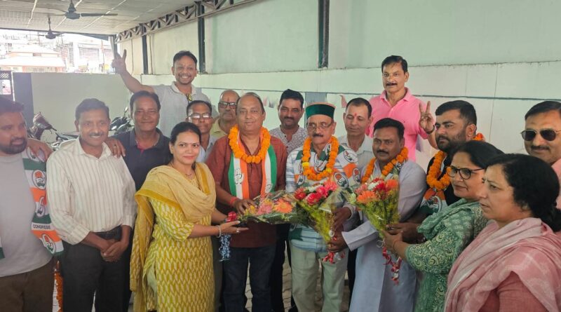 पूर्व मंत्री नवप्रभात के आवास पर कांग्रेस कमेटी के नवनियुक्त पदाधिकारियों का किया गया स्वागत