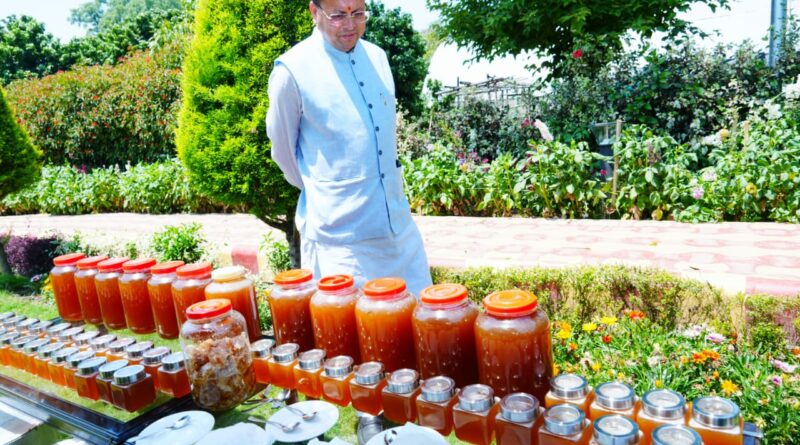 सीएम ने मुख्यमंत्री आवास परिसर में शहद निकालने की प्रक्रिया का अवलोकन किया