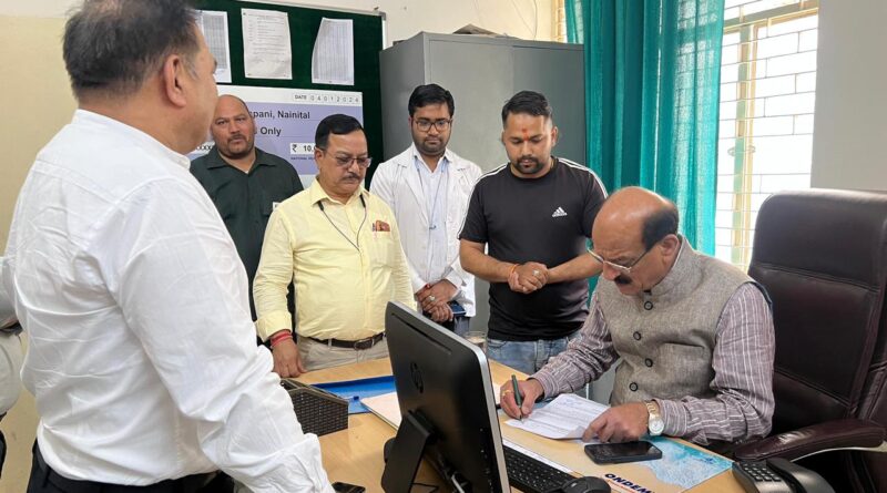 स्वास्थ्य मंत्री सुबोध उनियाल ने किया गरमपानी सामुदायिक स्वास्थ्य केंद्र का औचक निरीक्षण