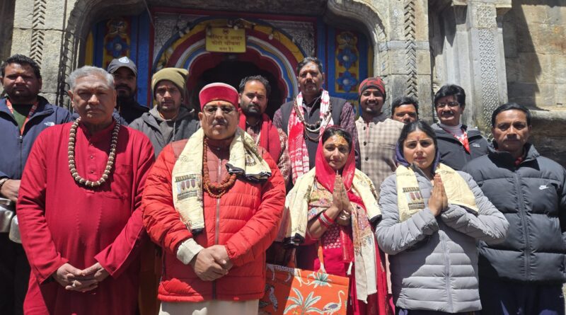 पर्यटन मंत्री महाराज पहुंचे बद्री-केदार, पूजा-अर्चना के साथ देश-प्रदेश में सुख, समृद्धि की कामना की
