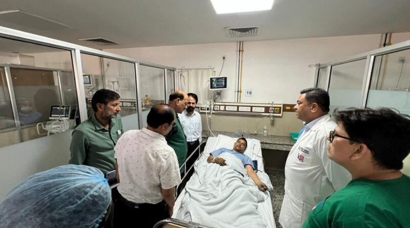 स्वास्थ्य मंत्री सुबोध उनियाल ने जाना मरीजों एवं घायल पुलिसकर्मियों का हाल
