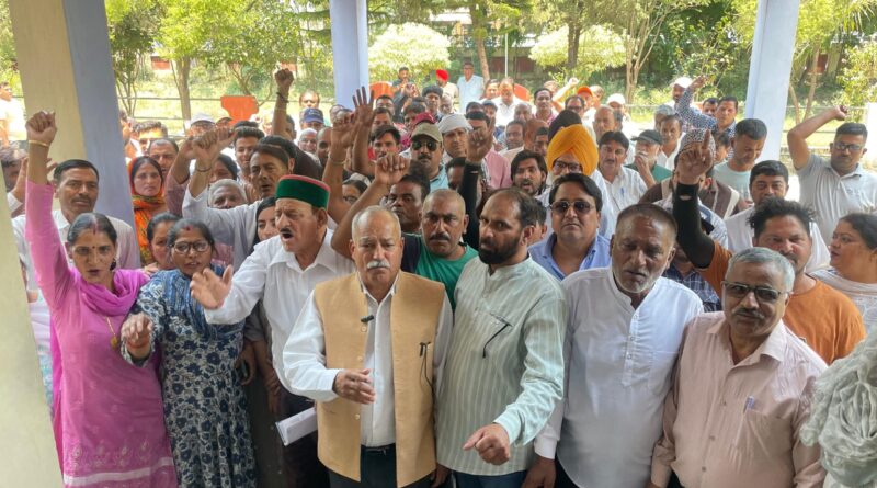 गंभीर बीमारियों में आयुष्मान की धनराशि बढ़ाने को मोर्चा ने तहसील कार्यालय में किया प्रदर्शन