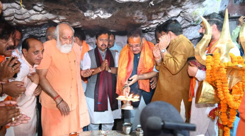 भाजपा राष्ट्रीय अध्यक्ष नितिन नवीन ने टपकेश्वर महादेव मंदिर में की पूजा अर्चना
