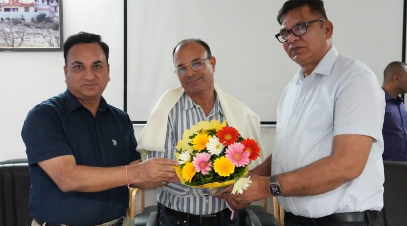 सूचना विभाग में शासकीय सेवा पूर्ण कर सेवानिवृत्त हुए सहायक निदेशक ललिता प्रसाद भट्ट को दी भावभीनी विदाई