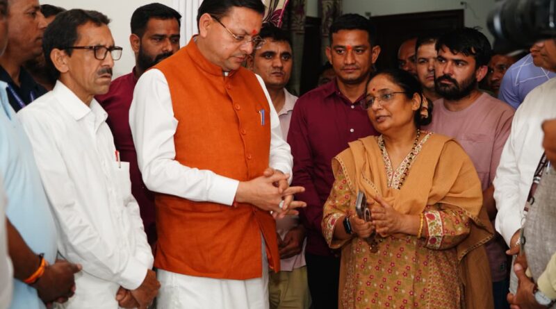 बसंत विहार स्थित निवास पहुंचकर मुख्यमंत्री धामी ने खण्डूड़ी परिवार को दी सांत्वना