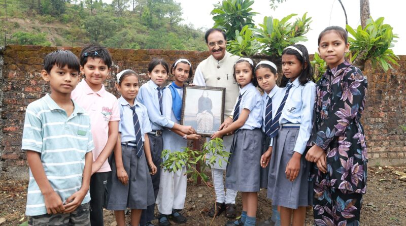 ‘एक पेड़ मां के नाम’ अभियान के साथ लेखक गांव में पर्यावरण चेतना का संदेश