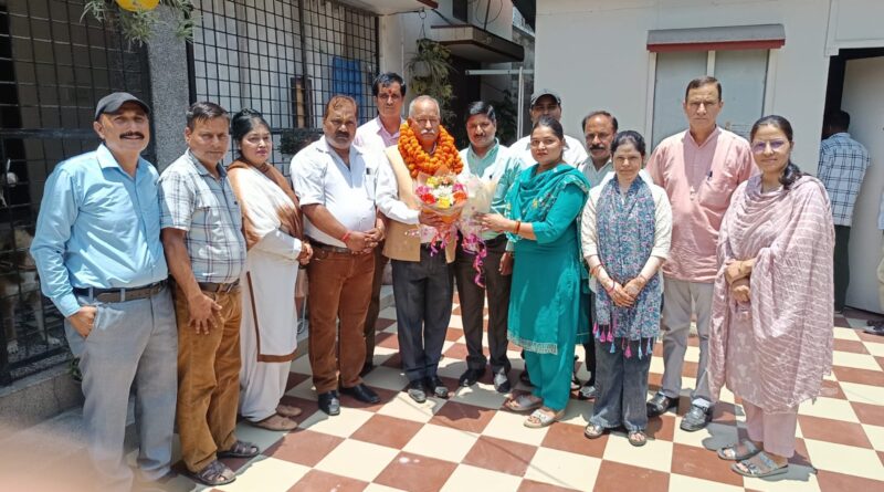 मिनिस्ट्रियल कर्मचारियों को दुर्गम क्षेत्र का लाभ दिलाने पर जन संघर्ष मोर्चा अध्यक्ष रघुनाथ सिंह नेगी का अभिनंदन किया