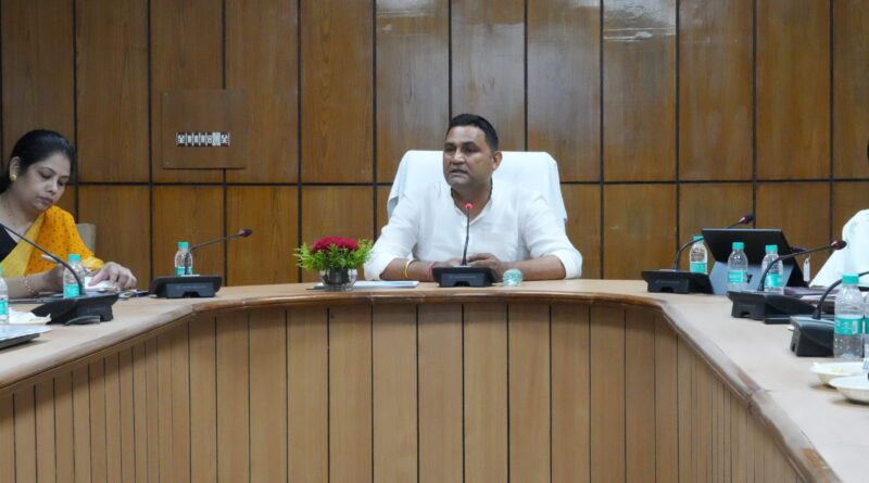 जलागम मंत्री ने नौले-धारों के सुदृढ़ीकरण और संरक्षण पर ध्यान देने के अधिकारियों को दिए निर्देश