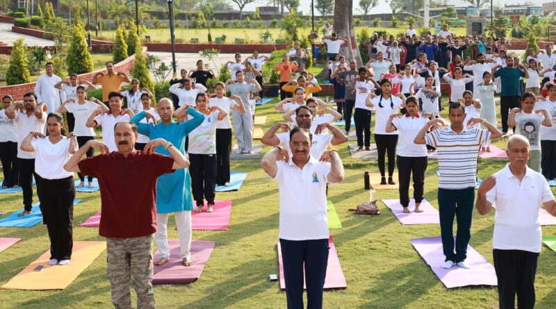 लेखक गाँव से हुआ ‘अंतर्राष्ट्रीय योग अभियान’ का शुभारम्भ, योग दिवस पर लिया स्वस्थ समाज का संकल्प