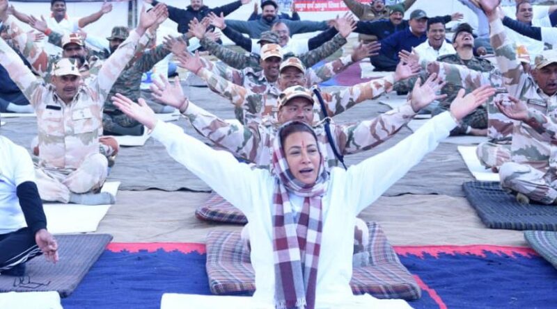 मंत्री रेखा आर्या ने हिमवीरों संग किया योग, नंदा देवी की चोटियों और मिलम ग्लेशियर की गोद में गूंजा योग का संदेश