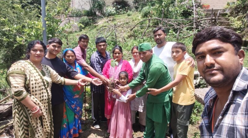डॉ सोनी ने अपर्णा को जन्मदिन पर उपहार में दिया तिमिला का पौधा