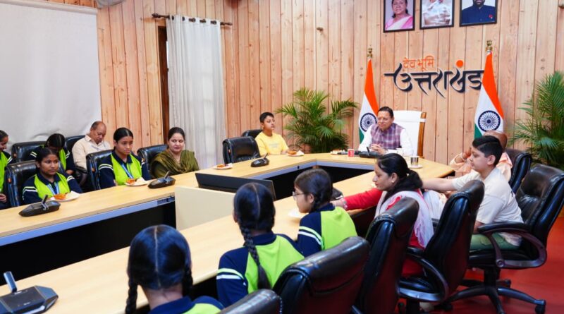 मुख्यमंत्री ने बालिकाओं के साथ प्रधानमंत्री के मन की बात के 134वें संस्करण को सुना