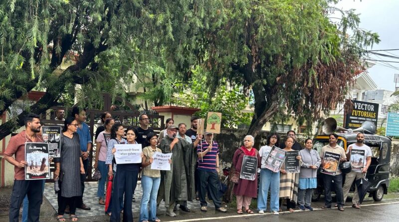 ऋषिकेश-भानियावाला हाईवे पर पेड़ों के कटान के खिलाफ एनएचएआई कार्यालय पर किया प्रदर्शन