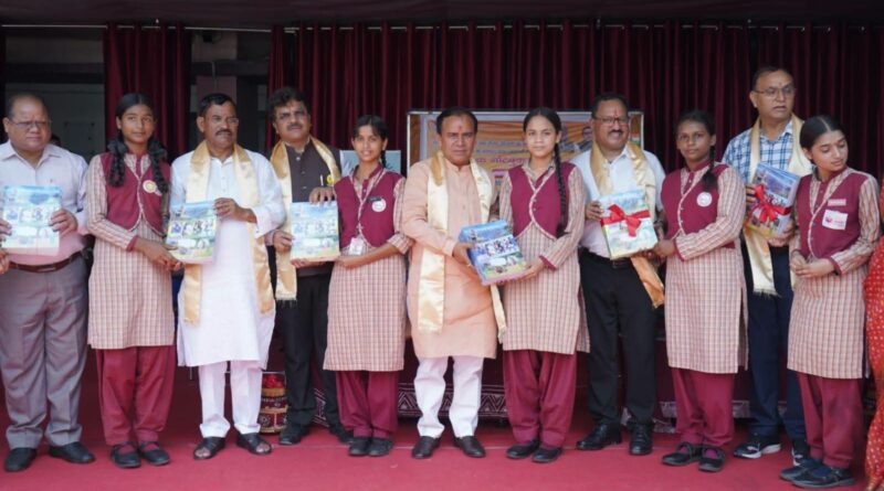 शिक्षा मंत्री डाॅ. रावत ने किया निःशुल्क नोटबुक योजना का शुभारम्भ, देहरादून जनपद में विद्यार्थियों को वितरित की जायेगी चार लाख काॅपियां