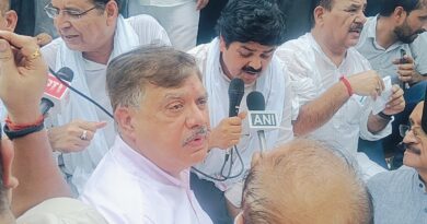 उत्तराखंड तकनीकी विश्वविद्यालय पेपर लीक मामले में कांग्रेस ने किया प्रदर्शन, तकनीकी शिक्षा मंत्री का पुतला फूंका