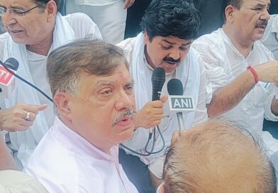 उत्तराखंड तकनीकी विश्वविद्यालय पेपर लीक मामले में कांग्रेस ने किया प्रदर्शन, तकनीकी शिक्षा मंत्री का पुतला फूंका