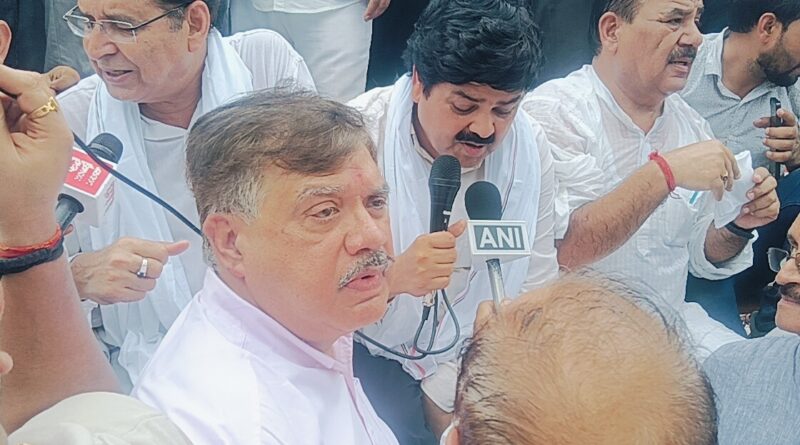 उत्तराखंड तकनीकी विश्वविद्यालय पेपर लीक मामले में कांग्रेस ने किया प्रदर्शन, तकनीकी शिक्षा मंत्री का पुतला फूंका