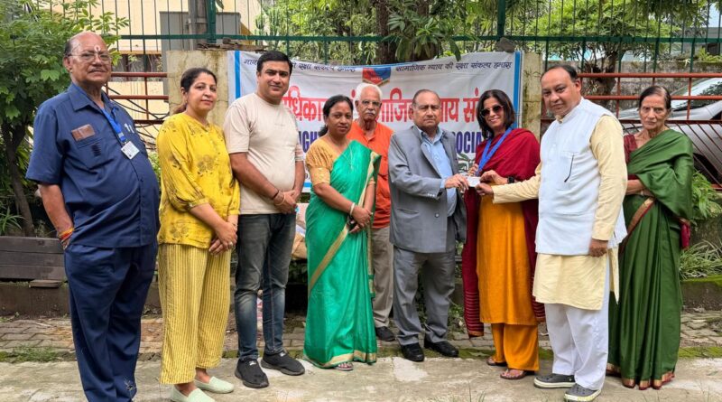 आईडी कार्ड वितरण एवं पौधारोपण कार्यक्रम आयोजित