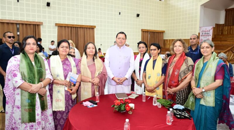 मुख्यमंत्री ने मुख्य सेवक सदन में लेखकों एवं साहित्यकारों से किया संवाद, उत्तराखंड के विकास, सांस्कृतिक संरक्षण और सामाजिक परिवर्तन में साहित्यकारों की भूमिका पर हुई चर्चा