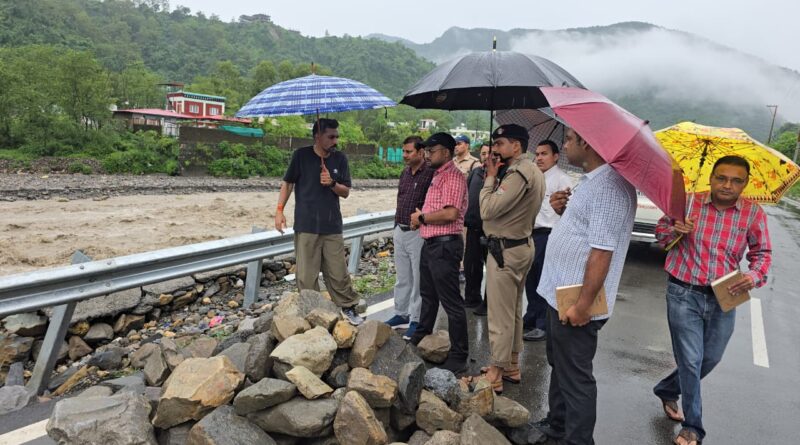 जिलाधिकारी ने किया देहरादून के अतिवृष्टि प्रभावित क्षेत्रों का निरीक्षण, अधिकारियों को दिए 24 घंटे अलर्ट रहने के निर्देश
