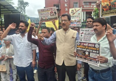 यूकेएसएसएससी में धस्माना का ताला ठोक प्रदर्शन