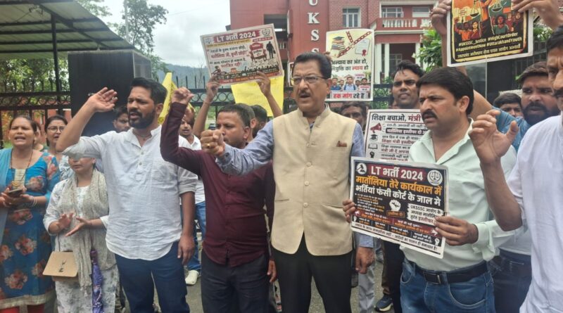 यूकेएसएसएससी में धस्माना का ताला ठोक प्रदर्शन