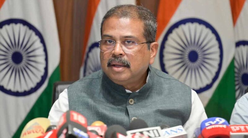 केन्द्रीय शिक्षा मंत्री धर्मेंद्र प्रधान ने दिया इस्तीफा