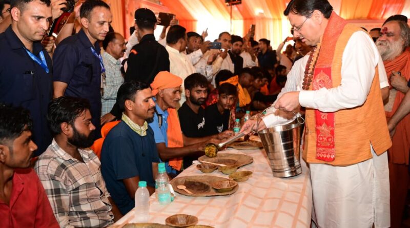 पुष्पवर्षा और चरण प्रक्षालन के साथ देवभूमि ने किया शिवभक्त कांवड़ियों का अभिनंदन, मुख्यमंत्री ने  श्रद्धालुओं को अपने हाथों से परोसा भोजन