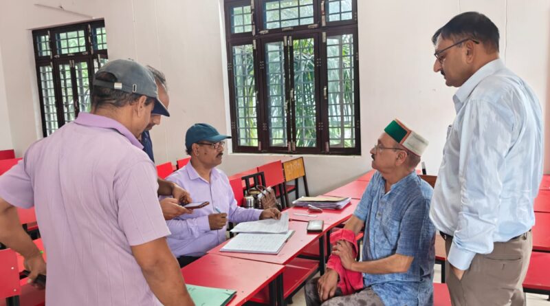 पूर्व मंत्री नवप्रभात ने एसआईआर प्रक्रिया को लेकर बूथों पर जाकर सुनीं लोगों की समस्याएं