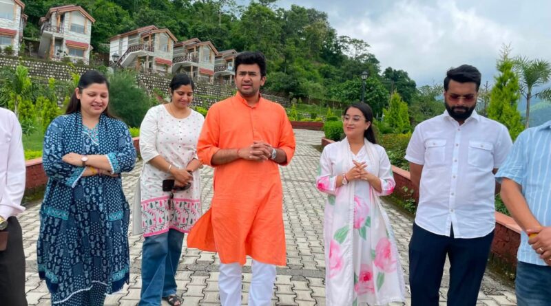 लेखक गाँव की रचनात्मक पहल से प्रभावित हुए भाजयुमो राष्ट्रीय अध्यक्ष तेजस्वी सूर्या
