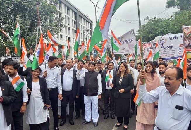 स्वतंत्रता दिवस की पूर्व संध्या पर देहरादून में निकली भव्य तिरंगा यात्रा, न्यायिक अधिकारियों, अधिवक्ताओं, विद्यार्थियों, व्यापारियों एवं सामाजिक संगठनों ने बढ़-चढ़कर किया प्रतिभाग