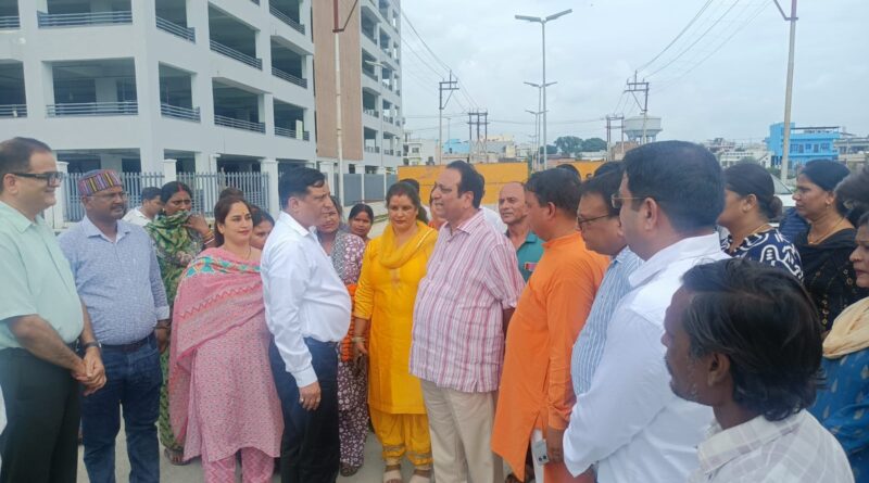 आढ़त बाजार के विकास कार्यों का विधायक विनोद चमोली और एमडीडीए उपाध्यक्ष बंशीधर तिवारी ने किया स्थलीय निरीक्षण