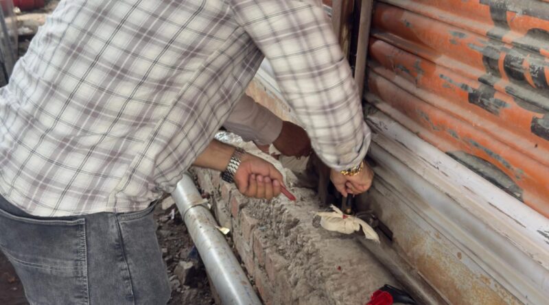 बिना नक्शे निर्माण पर एमडीडीए का शिकंजा, ऋषिकेश में व्यावसायिक उपयोग के टिन शेड समेत तीन अवैध निर्माण सील