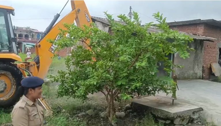 गो हत्यारों और नशा तस्करों के घरों पर चला धामी का बुलडोजर, सरकारी भूमि पर किया हुआ था अतिक्रमण