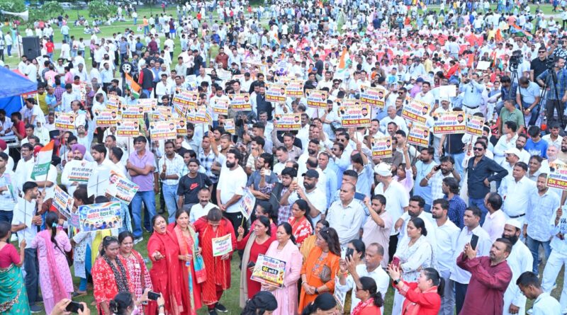 हल्द्वानी के ‘शुद्धिकरण’ के खिलाफ कांग्रेस का हल्ला बोल, मुख्यमंत्री आवास कूच में उमड़ा जनसैलाब