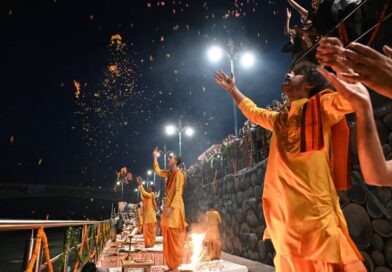 पीएम मोदी के जन्मदिवस पर 2100 दीपों से जगमगाया यमुना तट, सीएम धामी ने 7.52 करोड़ के स्नान घाट का किया लोकार्पण