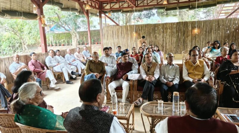 हिंदी दिवस पर लेखक गाँव की प्रकृति की पाठशाला में साहित्यकारों ने बिखेरे शब्द