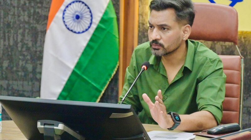 वर्ष 2025 से लंबित मुख्यमंत्री घोषणाओं पर संबंधित अधिकारियों को कारण बताओ नोटिस के निर्देश